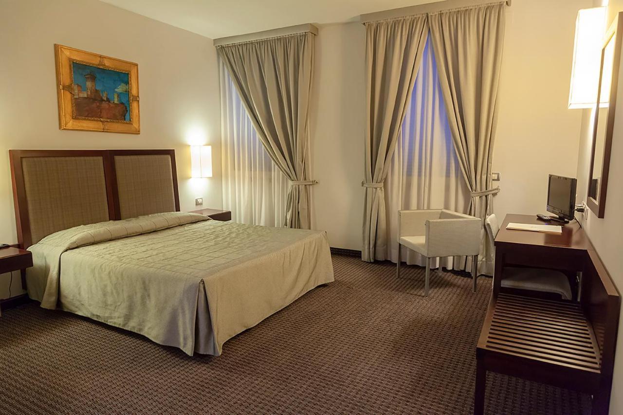 Hotel Dei Gonzaga Reggiolo Bagian luar foto