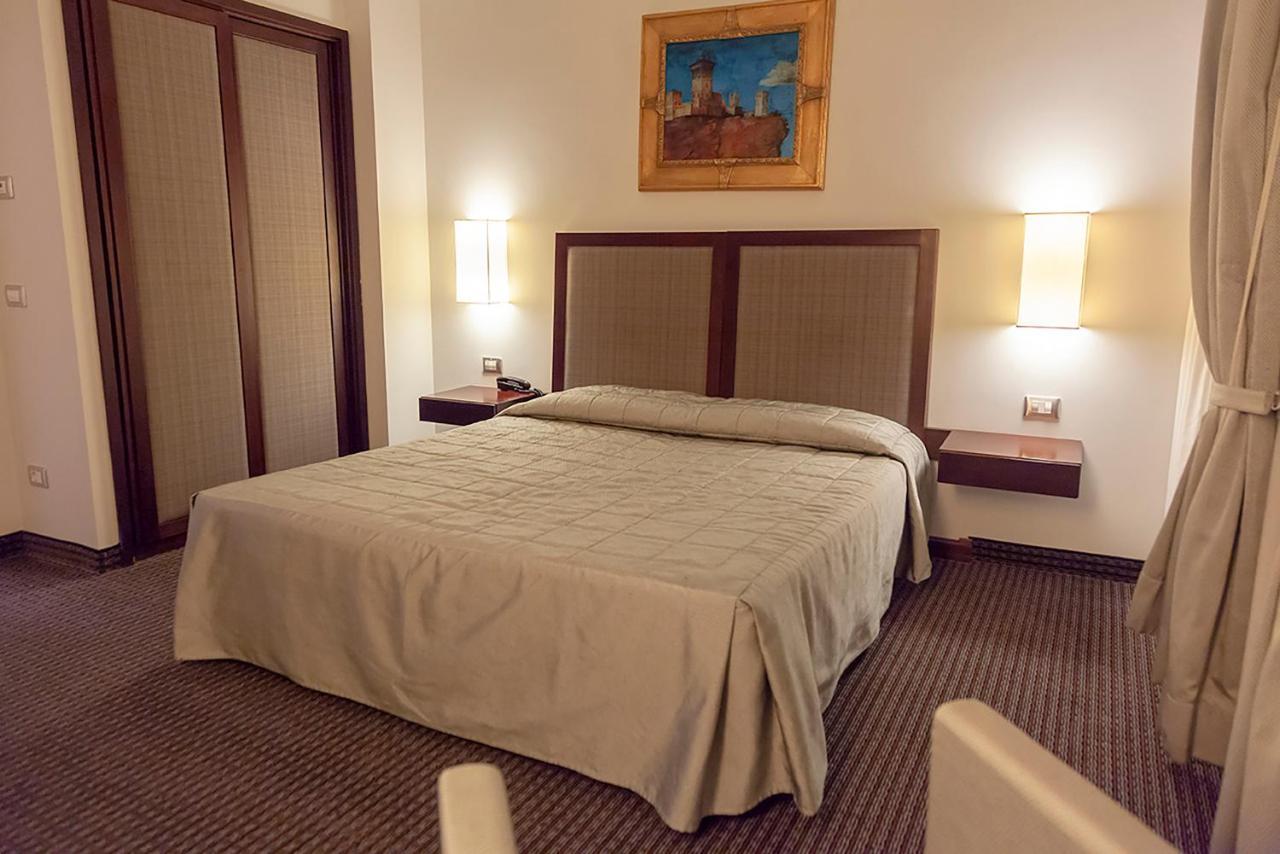 Hotel Dei Gonzaga Reggiolo Bagian luar foto