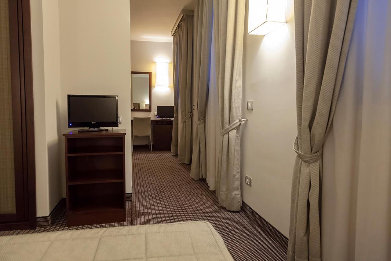 Hotel Dei Gonzaga Reggiolo Bagian luar foto