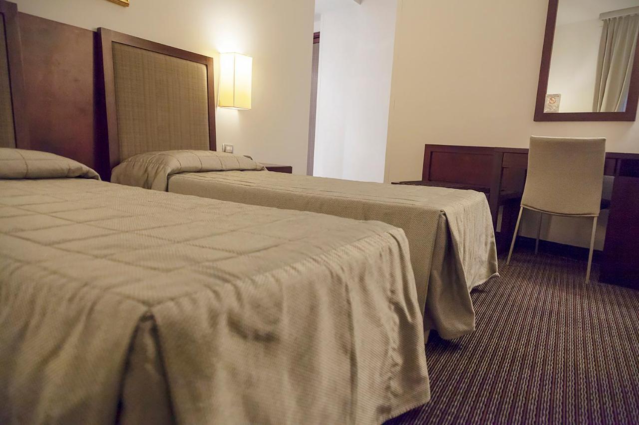 Hotel Dei Gonzaga Reggiolo Bagian luar foto