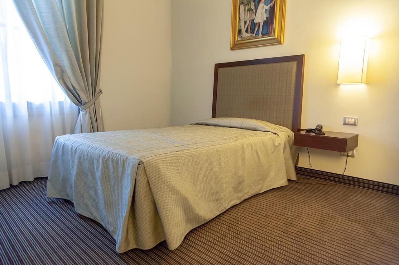 Hotel Dei Gonzaga Reggiolo Bagian luar foto