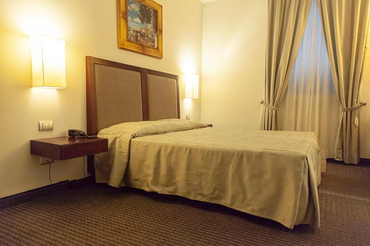 Hotel Dei Gonzaga Reggiolo Bagian luar foto